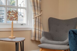 TV - Bow Apartment (Stirling)
