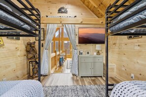4 bedrooms, iron/ironing board, travel cot, WiFi - Pinewood Lodge by Beyond Expectations: 3BR Cabin w/ Hot Tub & Game Rooms (Pigeon Forge)