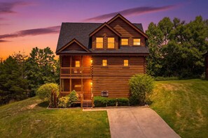 Exterior - Pinewood Lodge by Beyond Expectations: 3BR Cabin w/ Hot Tub & Game Rooms (Pigeon Forge)