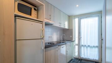 Fridge, microwave, dishwasher, coffee/tea maker