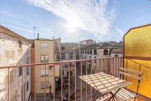 Outdoor dining - Cal Benet de Camarassa 3 – Piso céntrico con 3 habitaciones y ascensor (Camarasa)