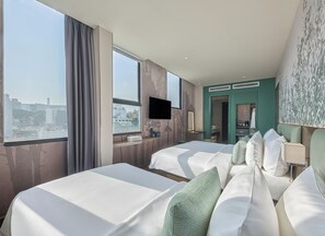 Habitación triple Premier, vista a la ciudad | Minibar, escritorio, espacio para trabajar con laptop y wifi gratis 