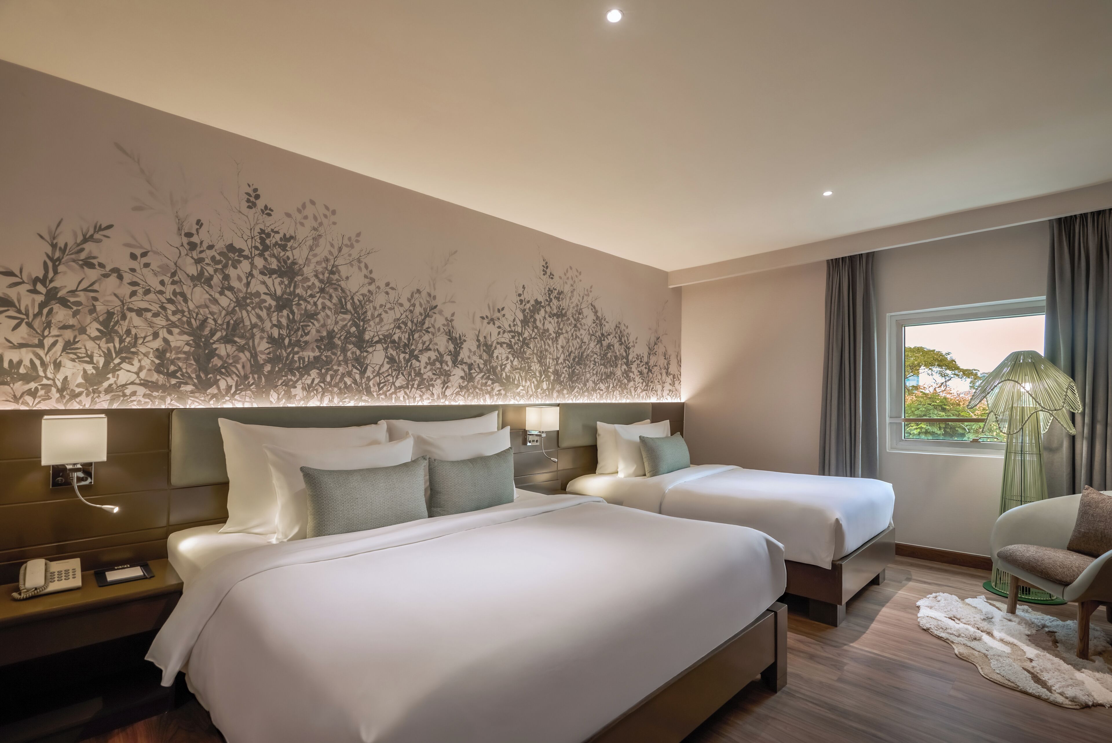 Kin Grand Park View | Minibar, desk, laptop workspace, free WiFi