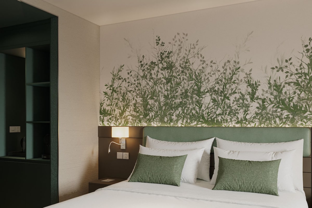 Quarto casal superior | Frigobar, escrivaninha, espaço de trabalho para notebook