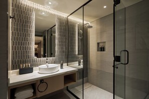 Douche, douche à « effet pluie », articles de toilette gratuits