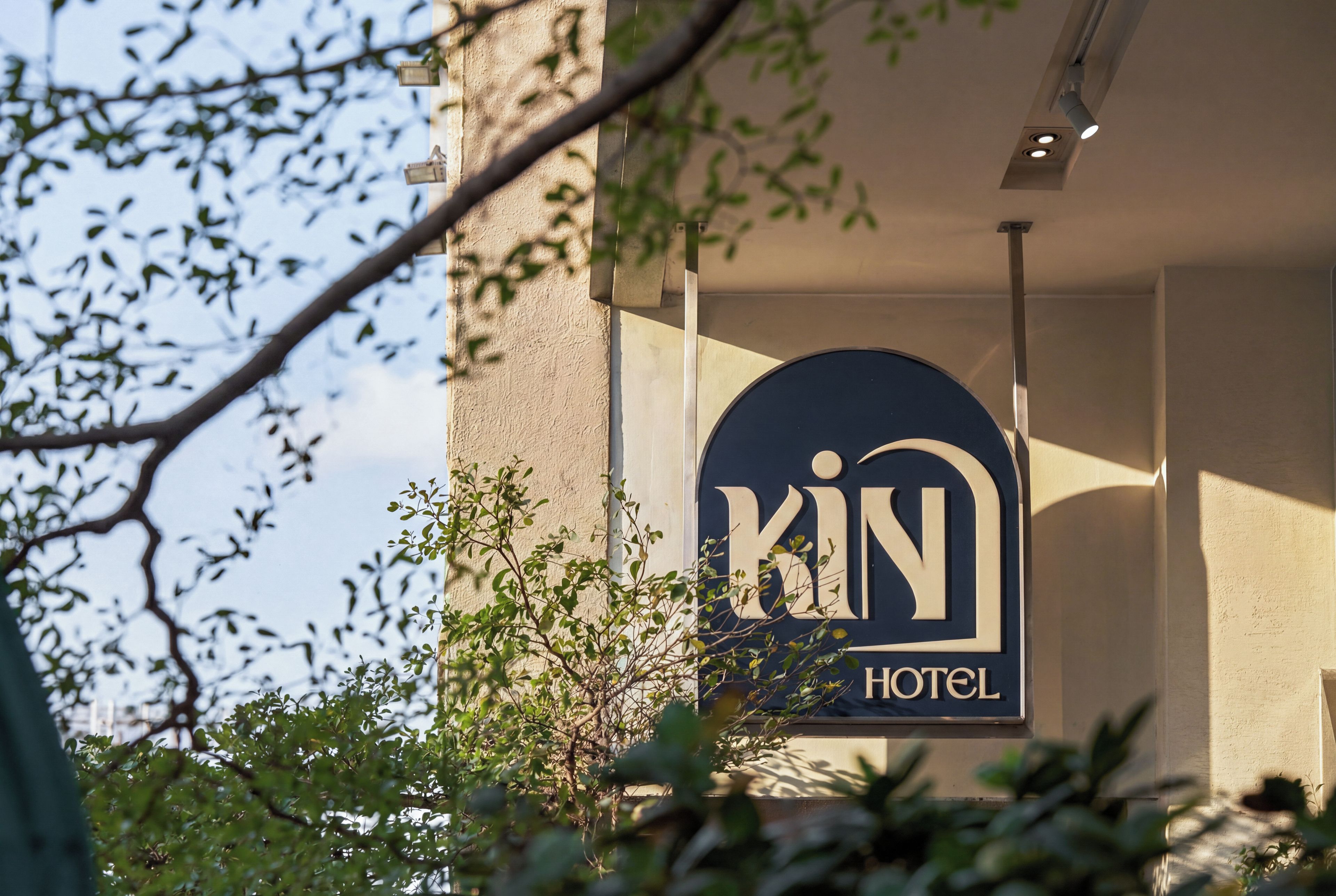 Un letrero de hotel con un logotipo destacado y la palabra 'HOTEL' debajo.