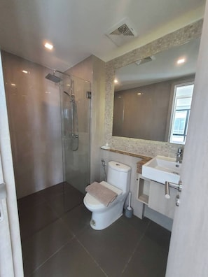 Bathroom - Stylish Bang Saray Apartment With Pool and Resort Facilities (Sattahip)