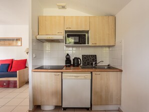 Wasserkocher mit Kaffee-/Teezubehör, Kühlschrank, Mikrowelle