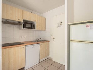 Refrigerador, microondas, lavavajillas y cafetera y tetera 
