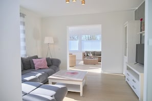 TV - Top modern vacation apartment 90 m² in a central location in Grömitz. (Grömitz)
