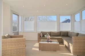 TV - Top modern vacation apartment 90 m² in a central location in Grömitz. (Grömitz)