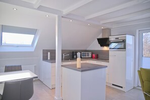 Fridge, microwave, oven, stovetop - Spacious and modern top floor apartment with balcony and small sea view close to a (Grömitz)