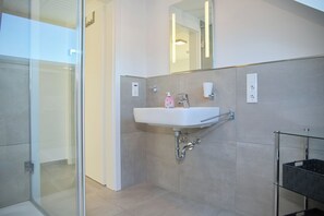 Shower, hair dryer - Spacious and modern top floor apartment with balcony and small sea view close to a (Grömitz)