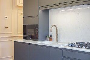 Fridge, microwave, dishwasher, toaster - Little Haven, by Veeve (London)