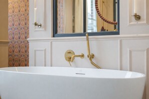 Shower, hair dryer, towels - Little Haven, by Veeve (London)