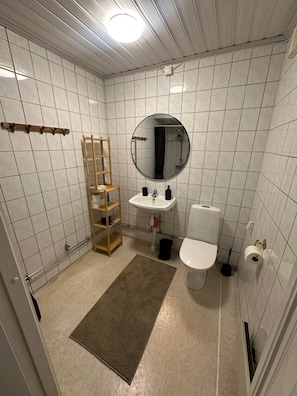 Shower, hair dryer, towels, soap - Hey Hus! Cozy and comfortable home in Lapland with sauna and BBQ space! (Nikkala)