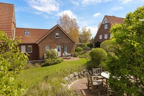 Outdoor dining - Vacations at Cap Privat: your cozy apartment by the dune on Sylt (List auf Sylt)