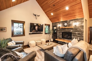 Smart TV, fireplace, video games - Luxury Golf Retreat - 5th Night Free | Fire Pits | Game Room | Spa | Close to Winery (Cle Elum)
