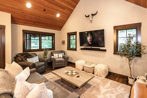 Smart TV, fireplace, video games - Luxury Golf Retreat - 5th Night Free | Fire Pits | Game Room | Spa | Close to Winery (Cle Elum)