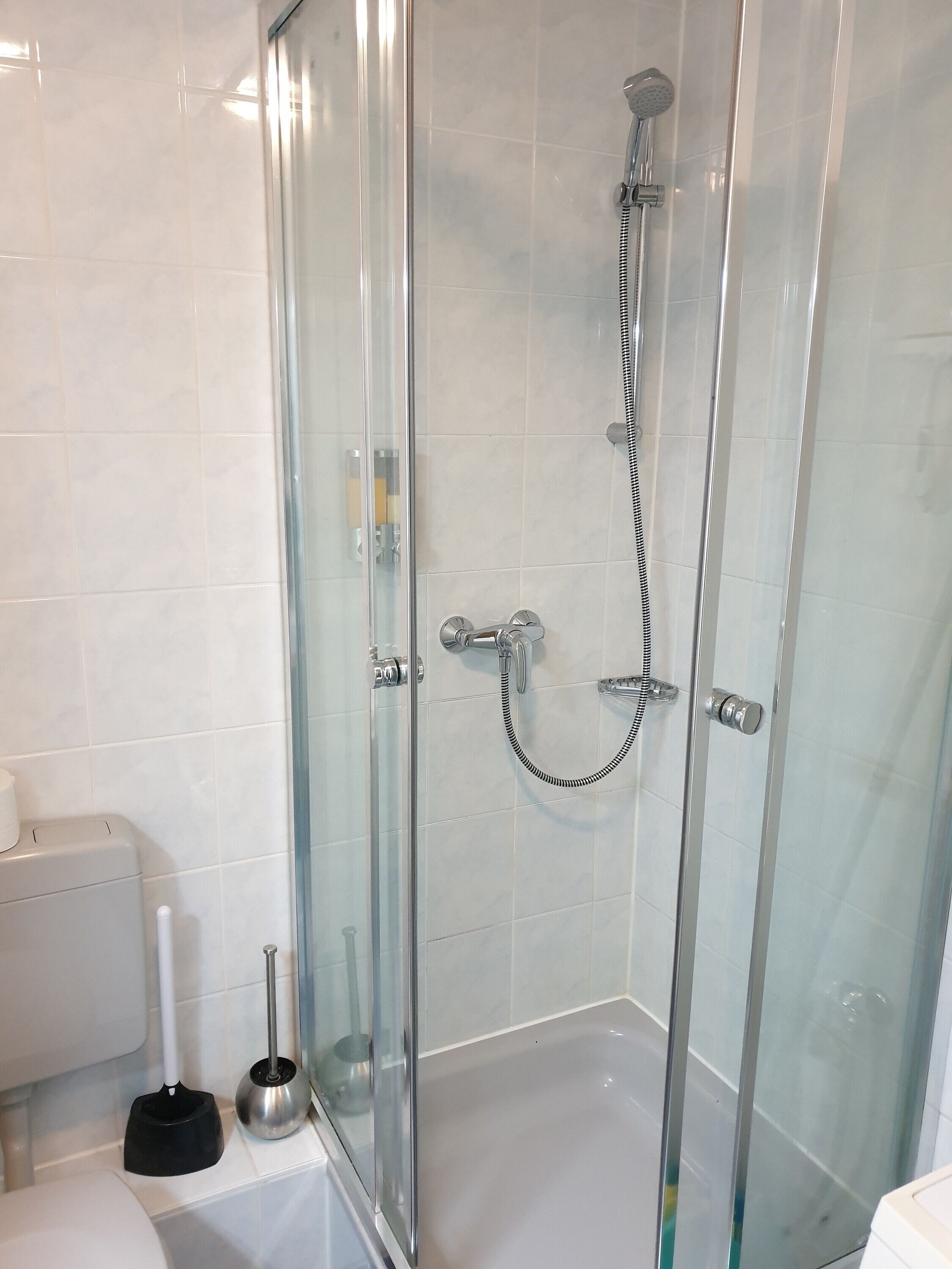 Een douche, een haardroger, handdoeken