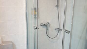 Een douche, een haardroger, handdoeken