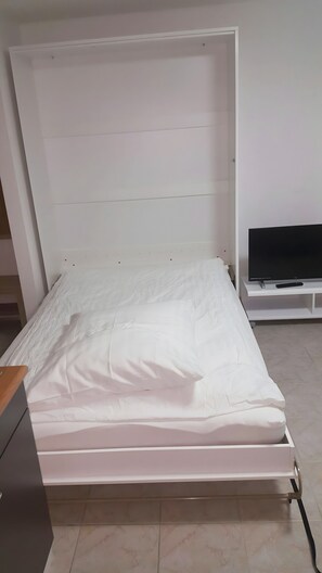 1 dormitorio, tabla de planchar con plancha, wifi y ropa de cama