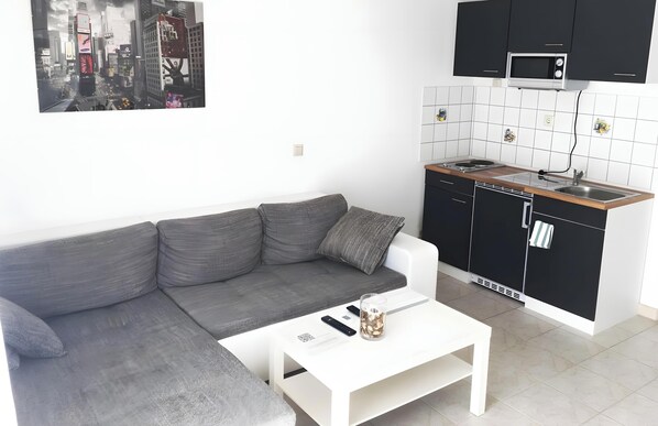 TV - KaRest – Compact Apartment with Balcony (Neckarsulm)
