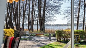 A pathway leading to a lake with trees and a bench. - "Waterkieker" Vacation Home on Lake Jabelschen with a Dock & Outdoor Sauna (Jabel)