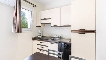 Réfrigérateur, micro-ondes, lave-vaisselle, cafetiÚre/bouilloire