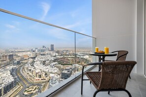 Outdoor dining - Cozy Studio with 31st Floor Miracle Garden View (Dubai)