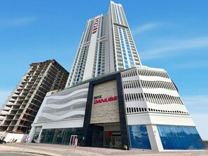 Exterior - Cozy Studio with 31st Floor Miracle Garden View (Dubai)
