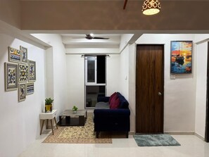 Living area - 3-bedroom apartment in tranquil Mumbai with AC comfort (Mumbai)