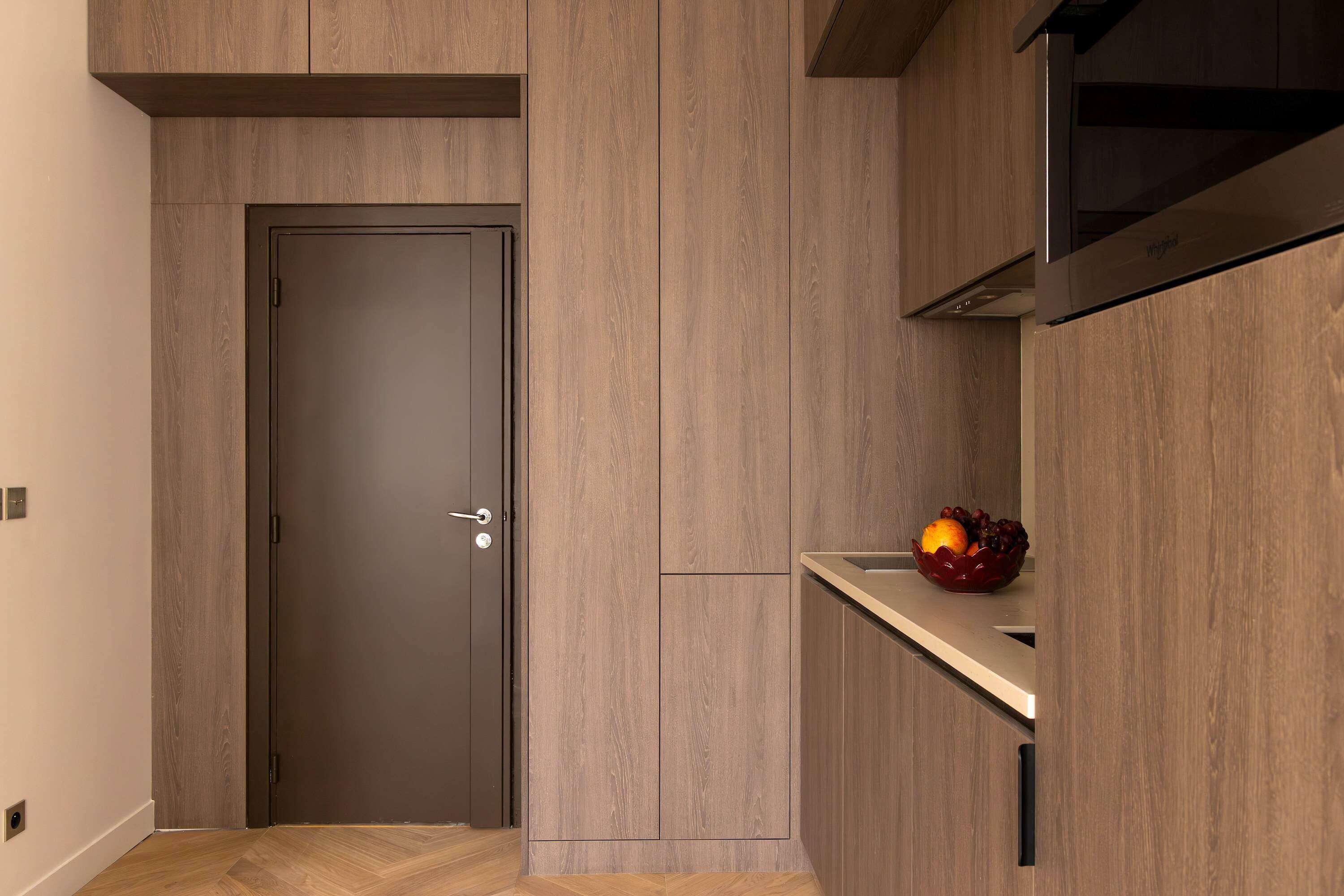 Eine moderne Küche mit Holzschränken und einer Edelstahl-Dunstabzugshaube.