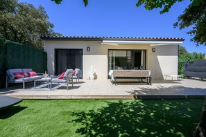 Outdoor dining - Villa Ndpa – Holiday Home with Garden (Carpentras)