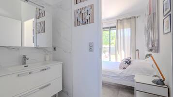1 habitación, tabla de planchar con plancha, wifi y ropa de cama
