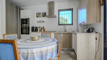 Cafetière/bouilloire, réfrigérateur, micro-ondes, four
