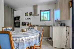 Coffee/tea maker, fridge, microwave, oven - Villa Ndpa – Holiday Home with Garden (Carpentras)
