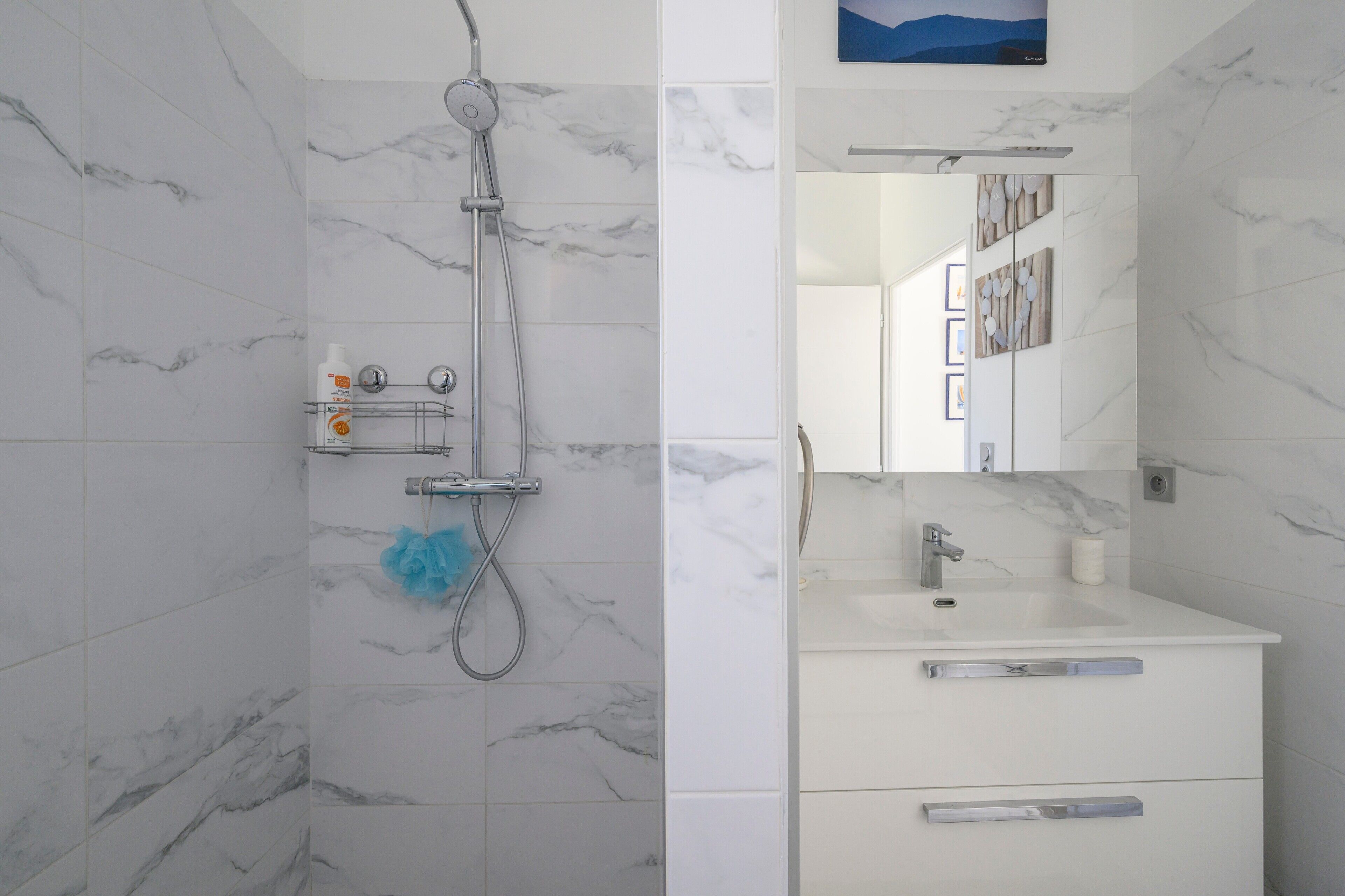 Douche, sèche-cheveux, serviettes fournies