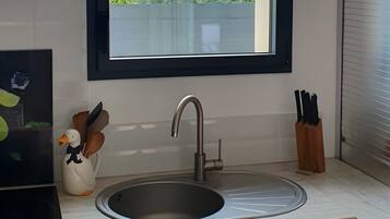 Een koelkast, een magnetron, een oven, een kookplaat