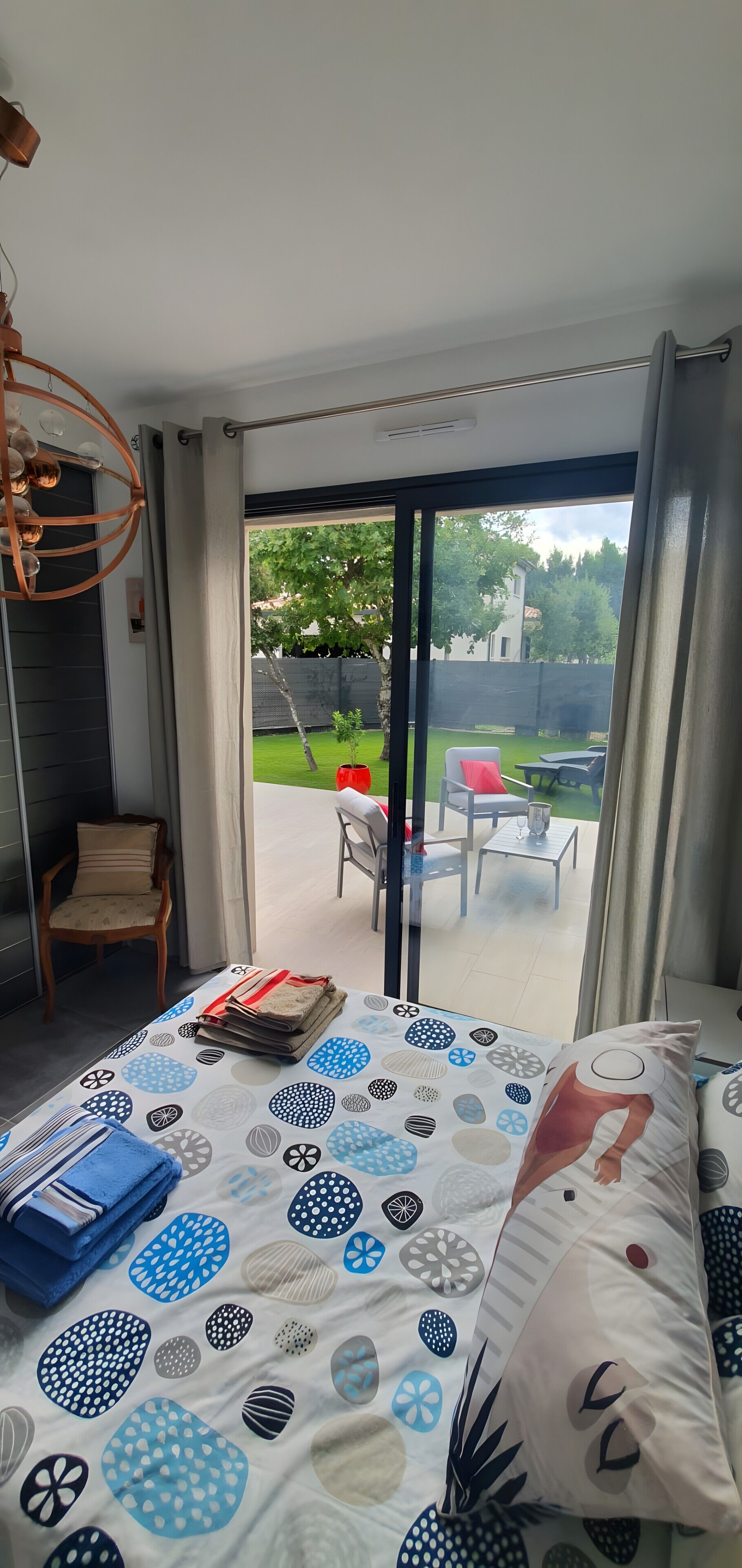 Iron/ironing board, WiFi, bed sheets