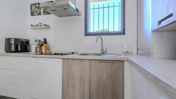 Wasserkocher mit Kaffee-/Teezubehör, Kühlschrank, Mikrowelle, Ofen