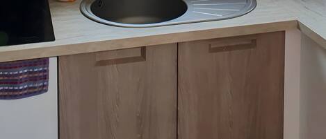 Kjøleskap, mikrobølgeovn, ovn og kokeplater