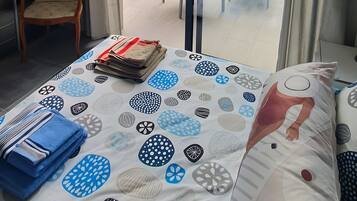 Een strijkplank/strijkijzer, wifi, beddengoed