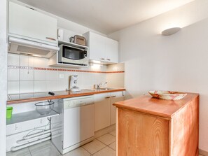 Fridge, microwave, dishwasher, coffee/tea maker - apartment with sea view, sleeps 6, balcony (Valras-Plage)