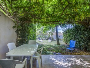 Outdoor dining - Charming duplex villa, sleeps 6, garden (Homps)