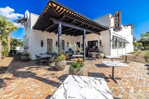 Outdoor dining - 🦩Book Me Baby! Bluehaven in Santa Rosa Beach🦩 (Santa Rosa Beach)