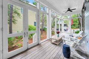 Terrace/patio - 🦩Book Me Baby! Beach Cruiser Cottage in WaterColor🦩 (Santa Rosa Beach)