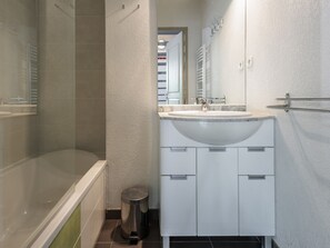Bathroom - Cottage for 4 pers in residence with pool (Aubignan)