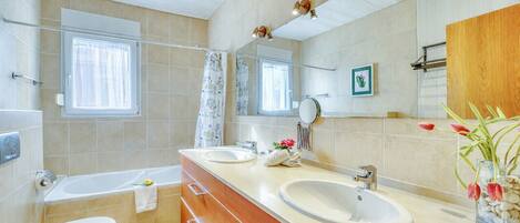 Bruser, hårtørrer, håndklæder