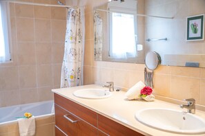 Shower, hair dryer, towels - Villa Feel Good with pool in Alcudia (Alcúdia)